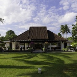 Villa Kailasha - Villa and Lawn
