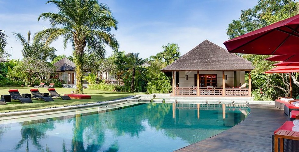 Villa The Beji - Lawn and Pool