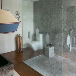 Villa 1880 - Bathroom with Toilette and Sinks