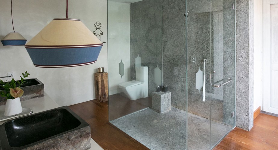 Villa 1880 - Bathroom with Toilette and Sinks