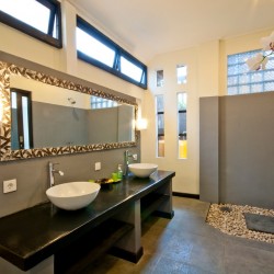 Villa Surga - Bathroom One