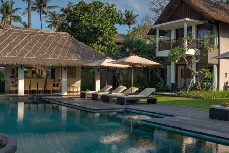 Seseh Beach Villas One - Pool and Sunloungers