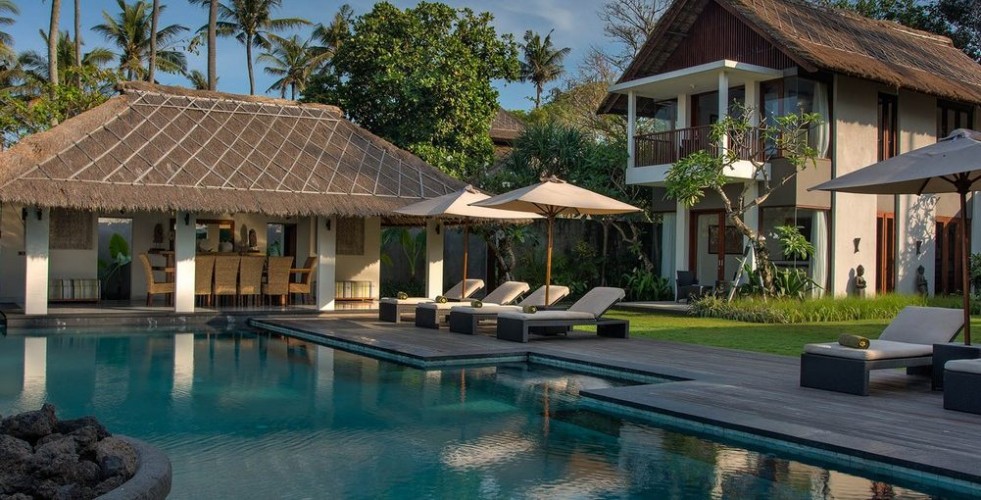 Seseh Beach Villas One - Pool and Sunloungers