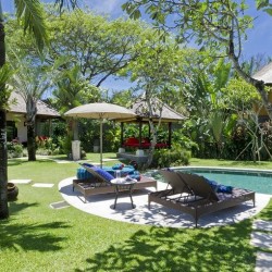 Villa Kakatua - Sunloungers by the Pool