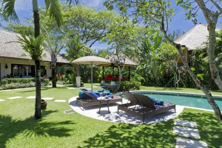 Villa Kakatua - Sunloungers by the Pool