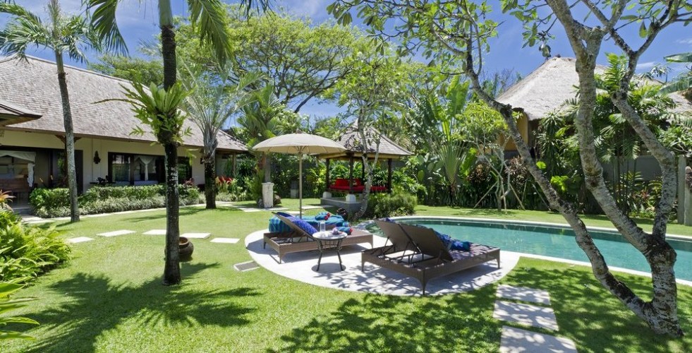 Villa Kakatua - Sunloungers by the Pool