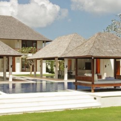 Villa Asante - Pool and Lawn