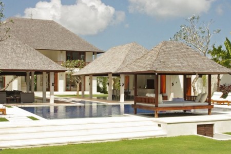 Villa Asante - Pool and Lawn