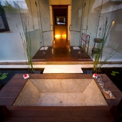 Villa Mary - Bathtub in Bathroom One at Evening