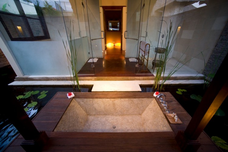 Villa Mary - Bathtub in Bathroom One at Evening