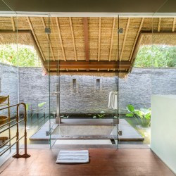 Villa Mary - Bathtub in Bathroom One