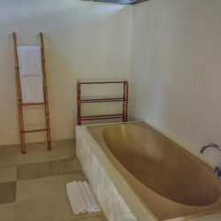 Villa Sound of the Sea - Bathtub in Bathroom