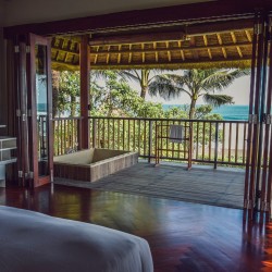 Villa Sound of the Sea - Bedroom Six with Bathtub and View