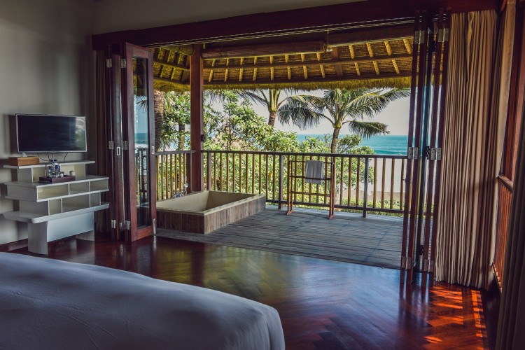 Villa Sound of the Sea - Bedroom Six with Bathtub and View