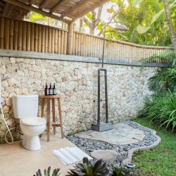 Villa Sound of the Sea - Bathroom One with Outdoor Shower