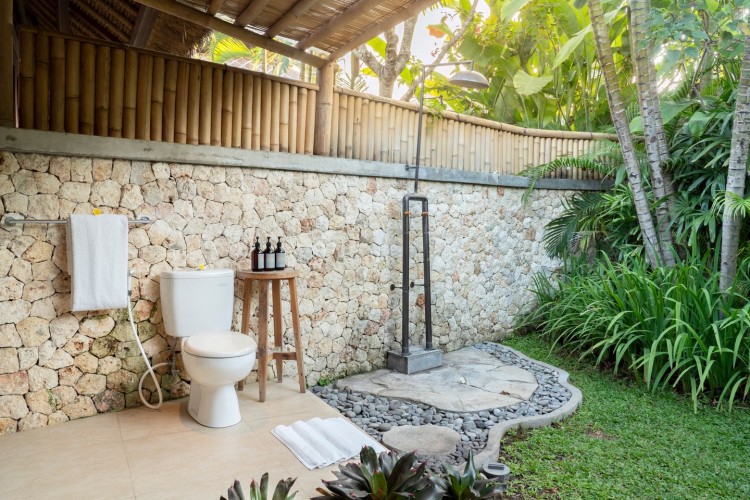 Villa Sound of the Sea - Bathroom One with Outdoor Shower