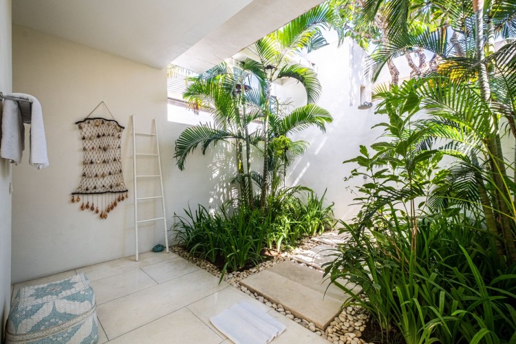 Villa Puro Blanco - Outdoor Shower Two