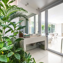 Villa Puro Blanco - Bathroom One