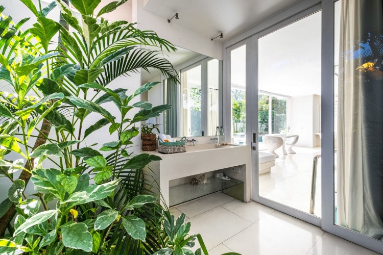 Villa Puro Blanco - Bathroom One