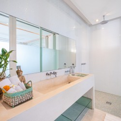 Villa Puro Blanco - Bathroom Two