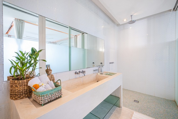 Villa Puro Blanco - Bathroom Two