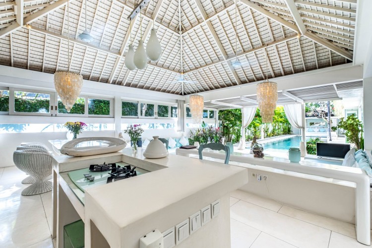 Villa Puro Blanco - Kitchen with Pool View