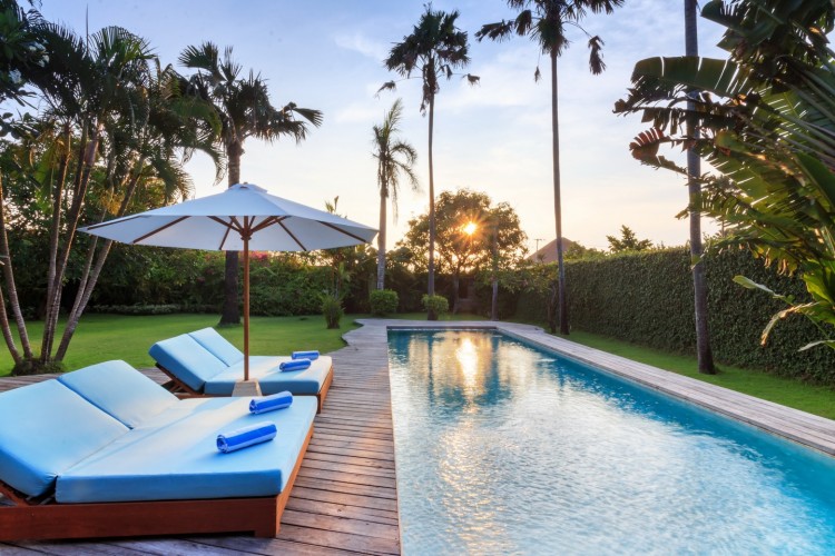 Villa Nedine - Sunloungers and Pool at Sunset