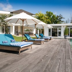 Villa Sena - Sunloungers and Pool