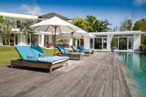 Villa Sena - Sunloungers and Pool