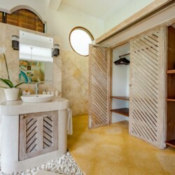 Villa Umah Shanti - Sink and Walking Closet