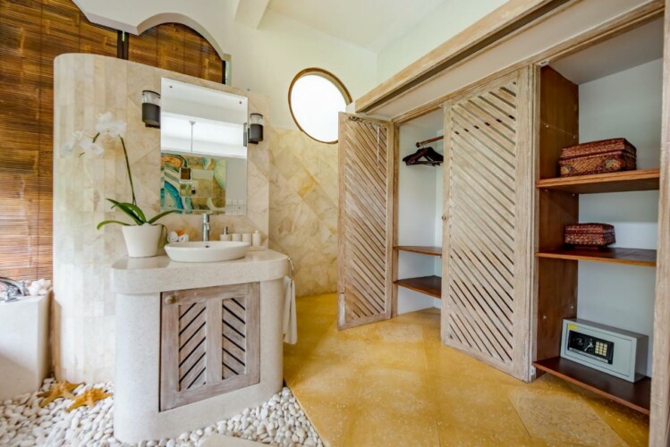 Villa Umah Shanti - Sink and Walking Closet