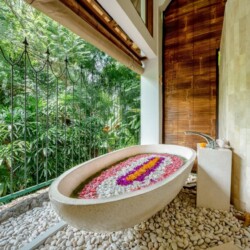 Villa Umah Shanti - Bathtub with Jungle View