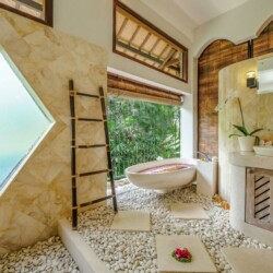 Villa Umah Shanti - Bathroom with Bathtub