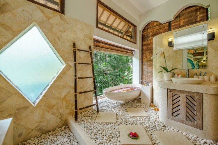 Villa Umah Shanti - Bathroom with Bathtub