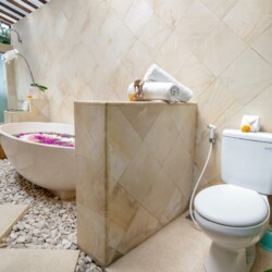 Villa Umah Shanti - Bathtub and Toilet