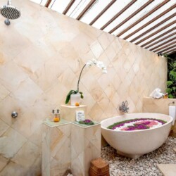 Villa Umah Shanti - Shower and Bathtub