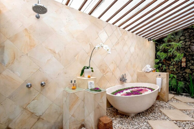 Villa Umah Shanti - Shower and Bathtub