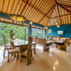 Villa Umah Shanti - Dining and Living Area