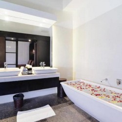 Villa Sukara - Sink and Bathtub in Bathroom