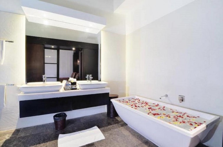 Villa Sukara - Sink and Bathtub in Bathroom