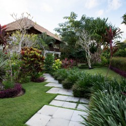 Villa Uma Nina - Pathwalk to Guest Building