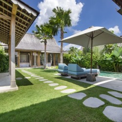 Villa Du Ho - Garden and Sunloungers