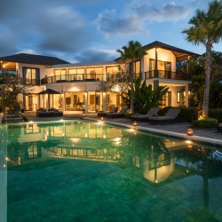 Villa Uma Nina - Pool and Villa at Evening