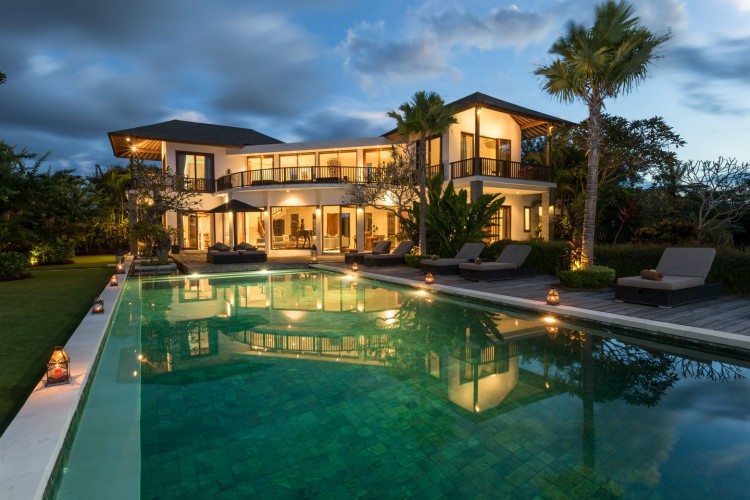 Villa Uma Nina - Pool and Villa at Evening