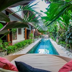 Villa Catur Kembar - Pool and Sunbed