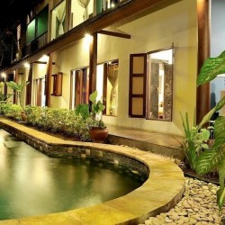 Villa Catur Kembar - Pool and Villa at Evening