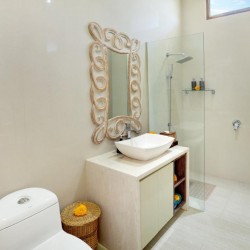 Holl Villa - Bathroom Two