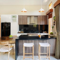 Holl Villa - Dining Area and Kitchen