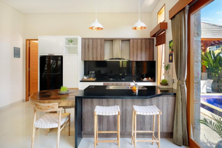 Holl Villa - Dining Area and Kitchen