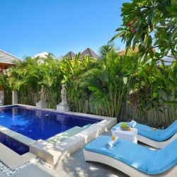 Holl Villa - Pool and Sunbeds